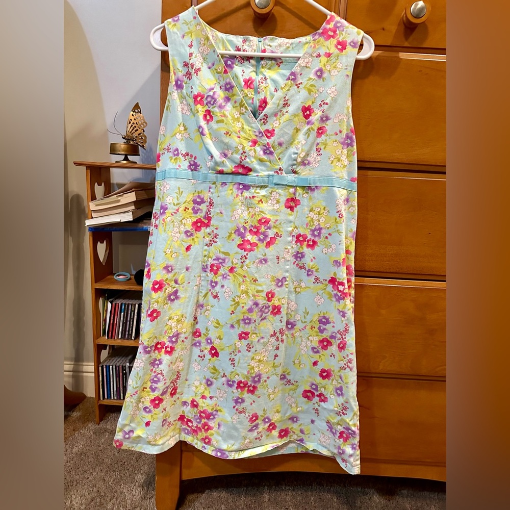 Pastel colored floral dress size 8-10 in women’s. No rips, stains, tears, etc.